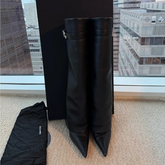 Dolce & Gabbana  DG Plaque Pointed-Toe Knee Boots Black Heels Size 39 (8) - Picture 3 of 9